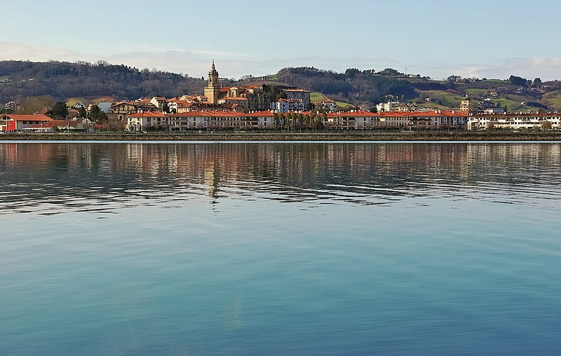 Archivo:Fontarrabie depuis Hendaye 2012.jpg