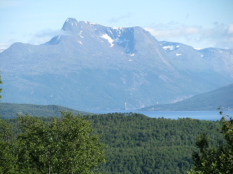 File:Kongsbakktinden1-Ofotfjord.jpg