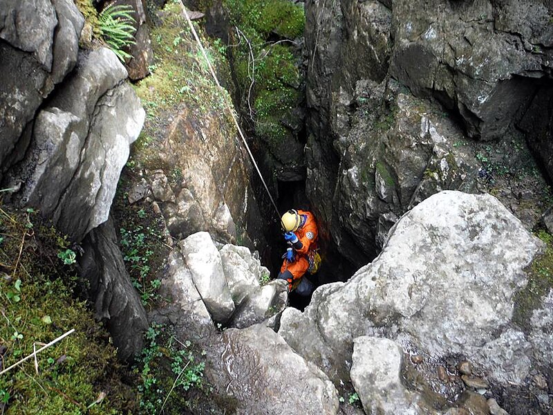 File:Rift-pot-entrance-on-ingleborough.jpg