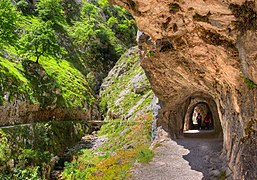 Túneles y puente de piedra sobre una de las riegas que descienden por las empinadas laderas