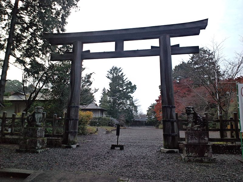 File:Yoshino-jingū Torii.jpg