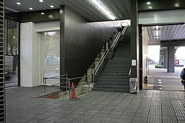 Acceso de la estación antes de su finalización.