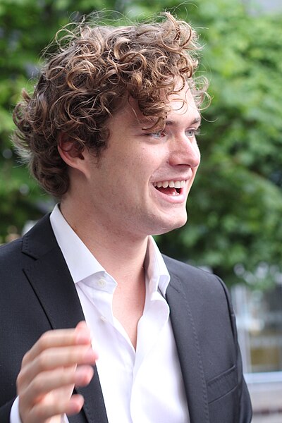 Файл:Finn Jones 2014.jpg