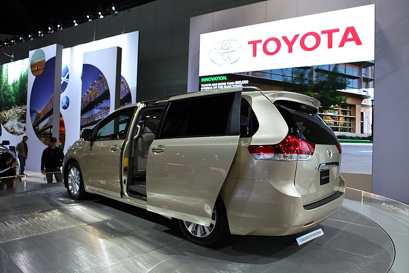 Файл:2011 Toyota Sienna 02.jpg