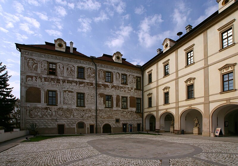 File:Benatky Castle.jpg