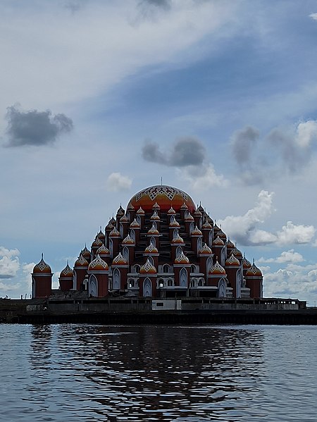 File:Masjid 99 Kubah Makassar.jpg