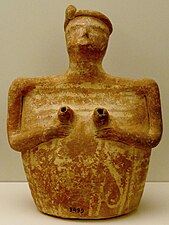 Ritón con forma de mujer, del 2300-2200 a. C., Museo Arqueológico de Heraclión.