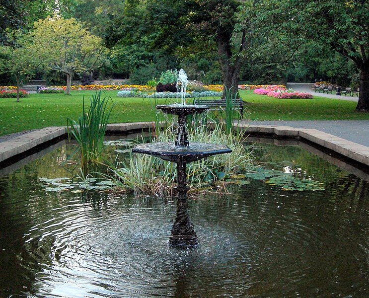 File:Swindon town gardens fountain.jpg