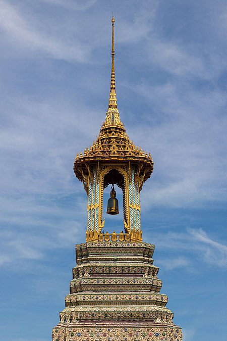 圖為玉佛寺鐘塔頂部的正面，玉佛寺位於泰國曼谷大皇宮旁邊，供奉的是帕佛陀大摩尼寶玉佛。今天是扎克里王朝紀念日。