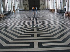 El laberinto de la catedral. En el fondo, se aprecian la variedad de dibujos que hay en el pavimento del edificio