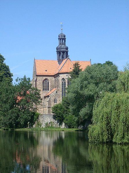 File:Hildesheim-Marienrode Klosterkirche Teich.jpg