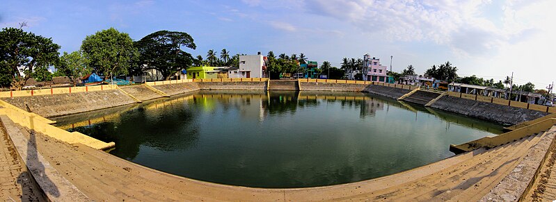 File:Veerampattinam temple tank.jpg