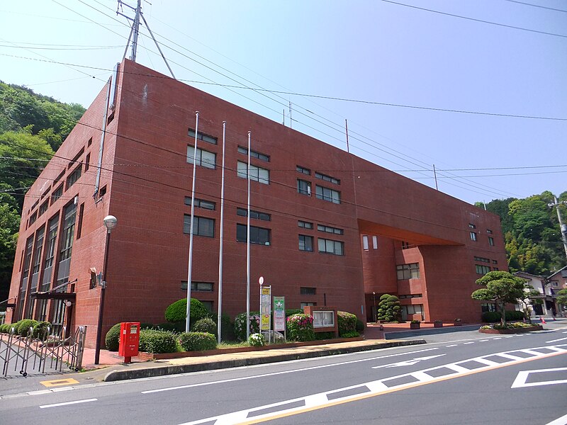 Файл:Waki Town Office 201205-1.JPG