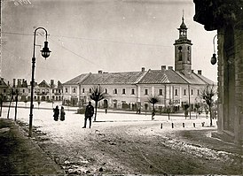 Здание ратуши, на втором этаже которой до 1924 года находилась гимназия. Фотография около 1916 года