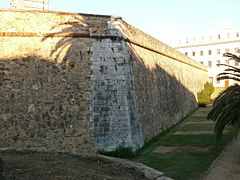 Unión de dos lienzos en el extremo oriental del baluarte