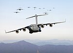 El avion militar de carga C-17 Globemaster III sobrevolando la cadena montañosa Blue Ridge en Virginia, Estados Unidos