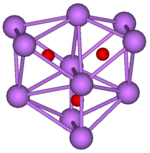 三個兩兩共面的正八面體的球棍模型。三個正八面體有一條共用棱。這一結構的11個頂點上的紫色球代表銫，每個八面體中心的小紅球代表氧。