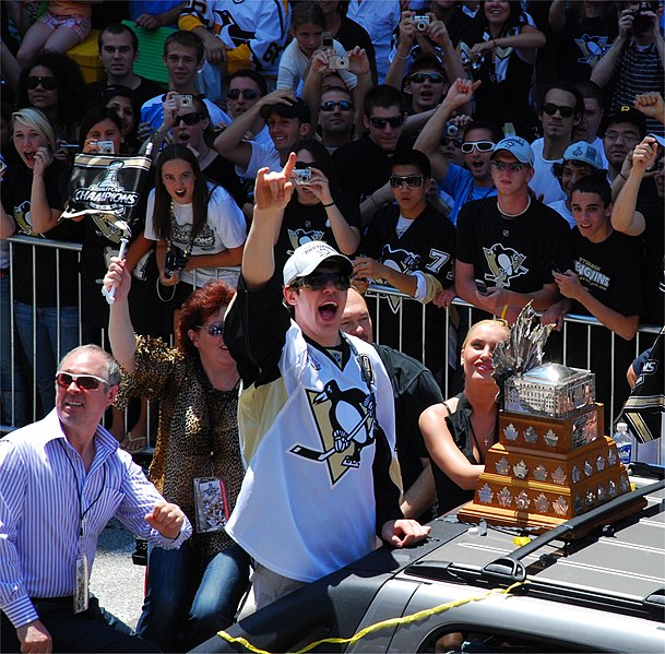 File:EvgeniMalkin-Trophy2009Parade.jpg