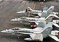 三架F/A-18C(N) 大黃蜂 屬於Valions VFA-15攻擊中隊(於2000年大西洋上的企業號).