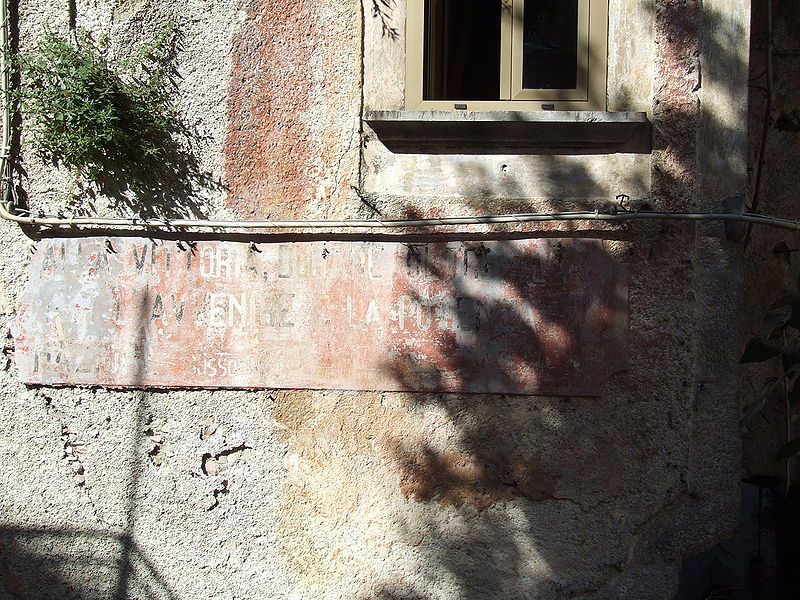 File:Motto fascista in Caggiano.JPG