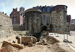 Portes mordelaises. The street crossing this gate comes from the Place des Lices and ends at the cathedral