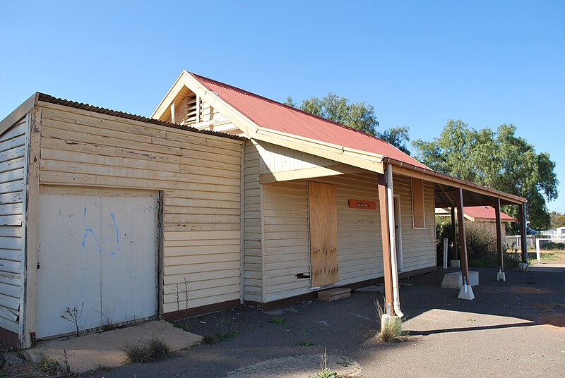 File:RobinvaleTrainStation1.JPG