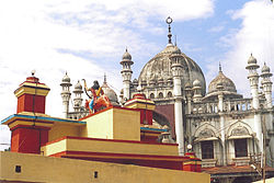 Erumely Vavar masjid with arch gate of Petta Sastha temple