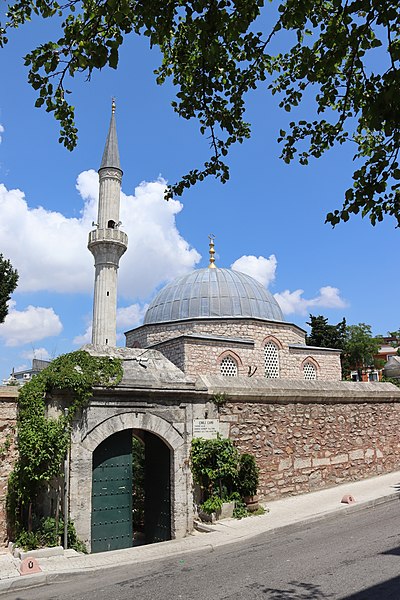 Файл:Çinili Mosque entrance courtyard.jpg