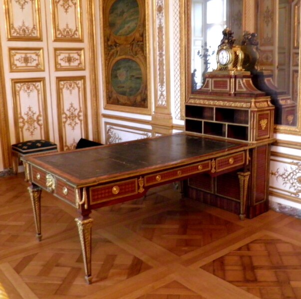 Файл:Bureau-oeben-chateauchantilly.jpg