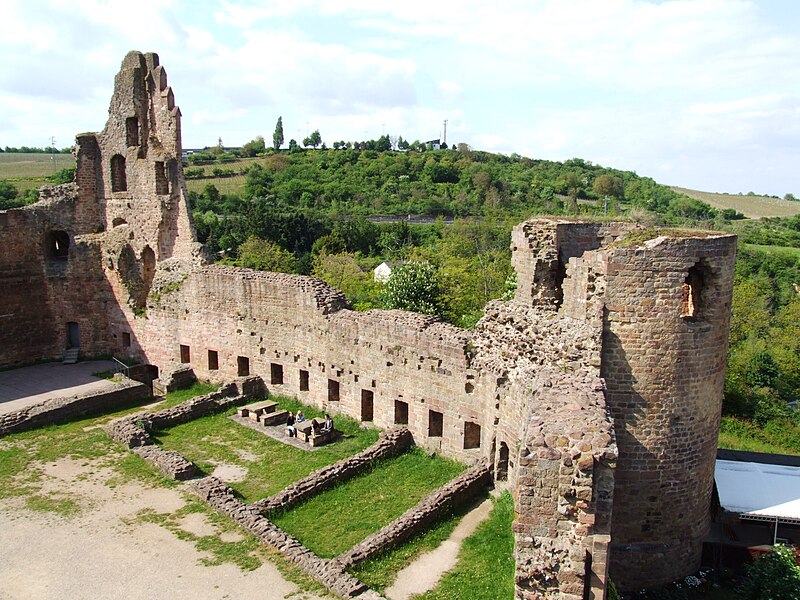 File:Burg Neuleiningen, Nordseite.JPG