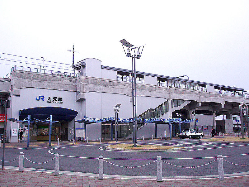 File:JRW-OmotoStation-WestGate.jpg