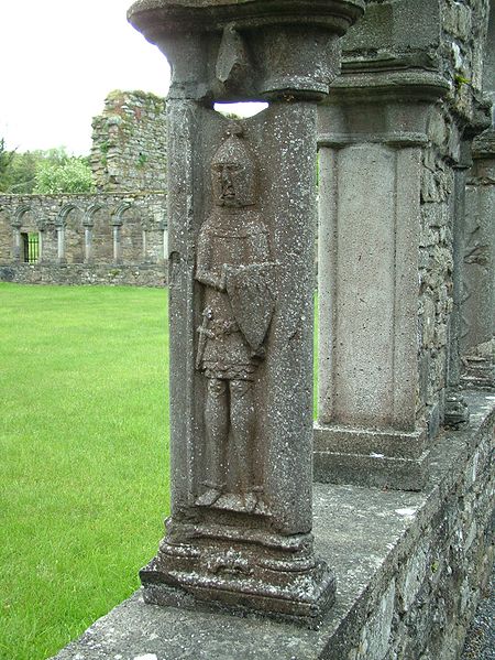 File:Jerpoint Abbey Kreuzgang Figur.jpg