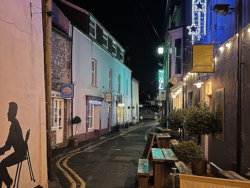 File:Market Street, Llandeilo.jpg