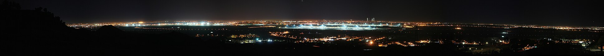 Panorámica nocturna de Madrid desde Paracuellos de Jarama, con el Aeropuerto Adolfo Suárez, Madrid-Barajas en el centro.