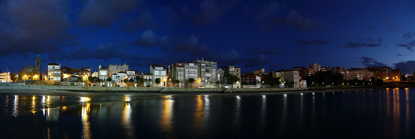 Vista panorámica nocturna del barrio marinero de Bouzas.