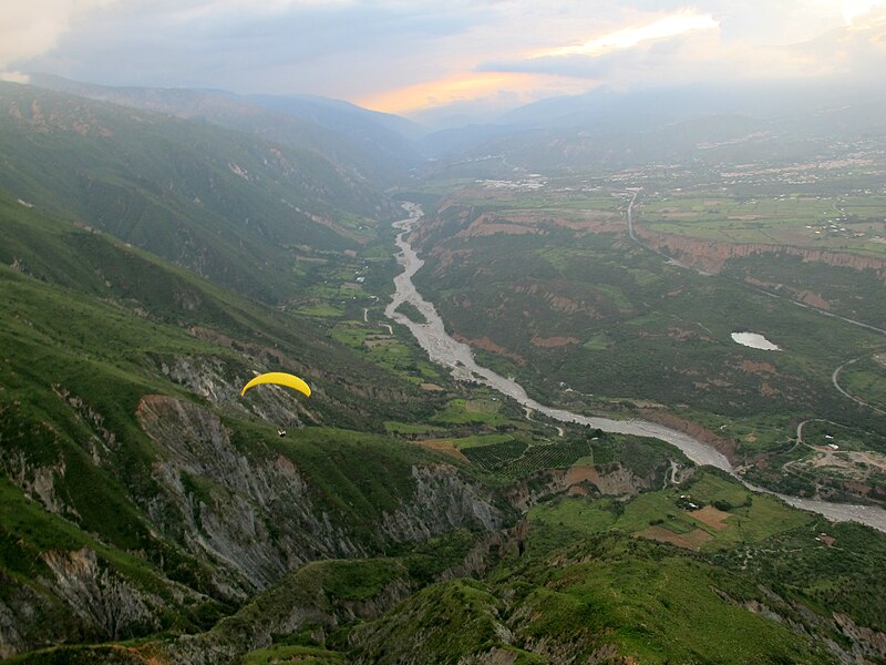 File:Paragliding Mérida.jpg