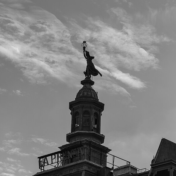 Archivo:"Escultura de La Prensa".jpg