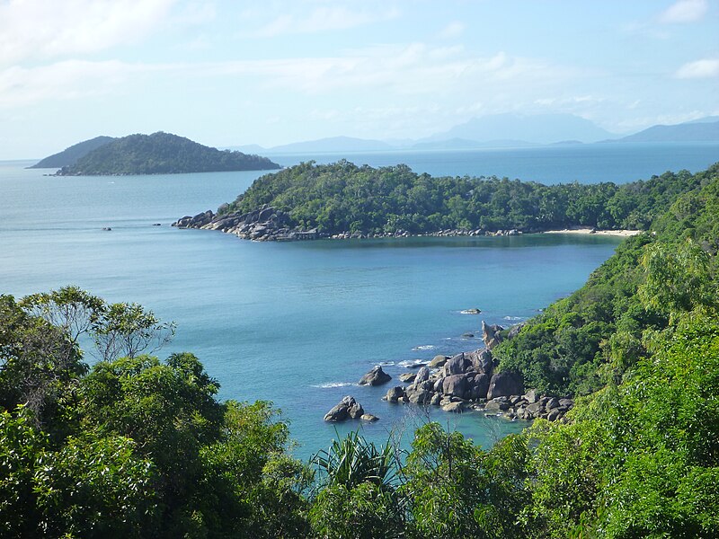 Archivo:Bedarra Island looking south.JPG