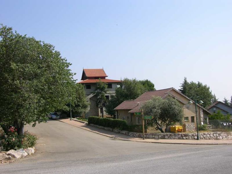 File:NeveAtiv Houses.jpg