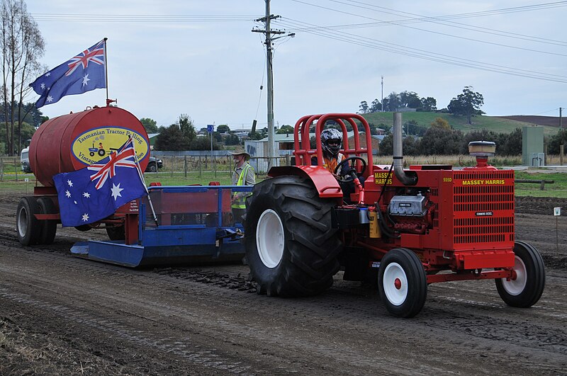 File:Sheffield Tractor Pull.JPG