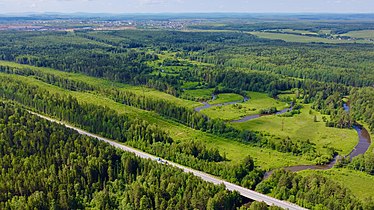 Около Верхней Туры, протекает под автодорогой Р352