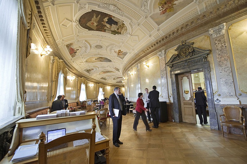 File:Bundeshaus Wandelhalle.jpg