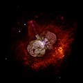 La estrella Eta Carinae tomada por el Telescopio Espacial Hubble. Se pueden apreciar a la estrella Eta Carinæ y los restos de erupciones antiguas que forman la Nebulosa del Homúnculo alrededor de la estrella. Por la NASA.