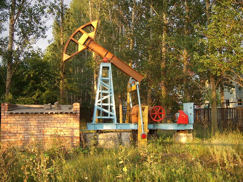 Файл:Oil pumpjack, Togliatti.JPG