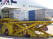 Unloading JAL 747.jpg