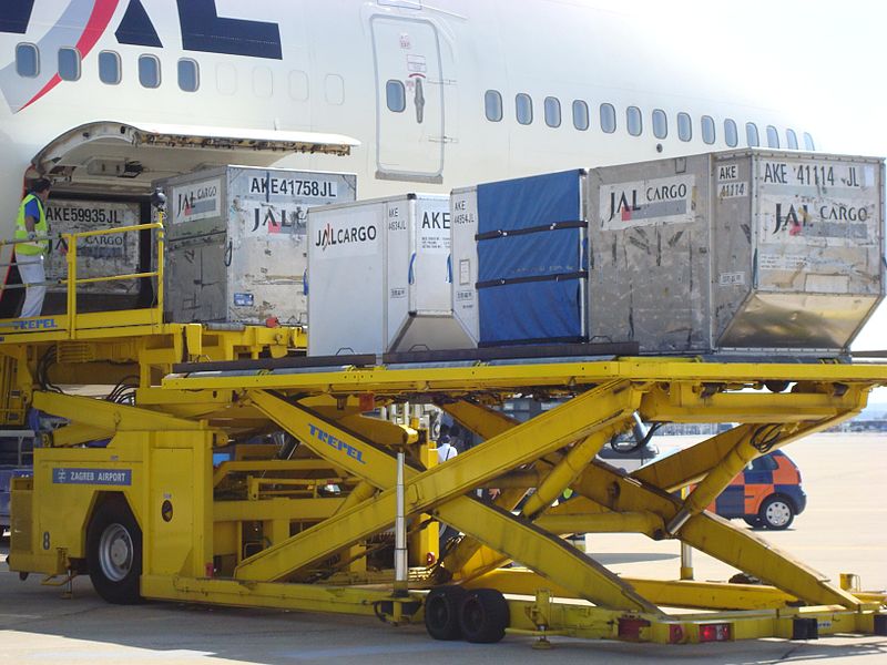 Файл:Unloading JAL 747.jpg