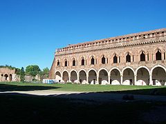 El lado sureste truncado; a la izquierda, se ven los restos de las murallas españolas donde una vez estuvo el lado noreste destruido en 1527.