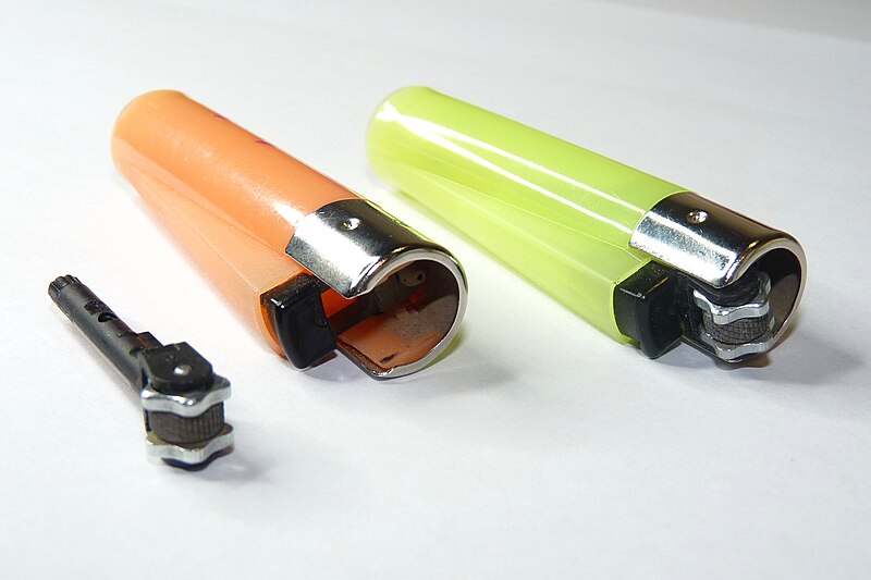 Archivo:Clipper lighters.JPG