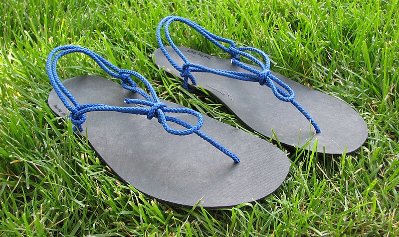 File:Huaraches, on ground.jpg