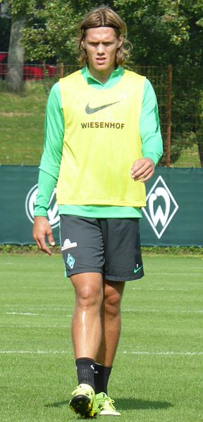 File:Jannik-Vestergaard-Training-Bremen.jpg